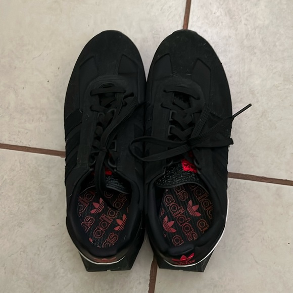 MEN’s Adidas Shoe with boost sole in size 9.5 - Picture 1 of 8